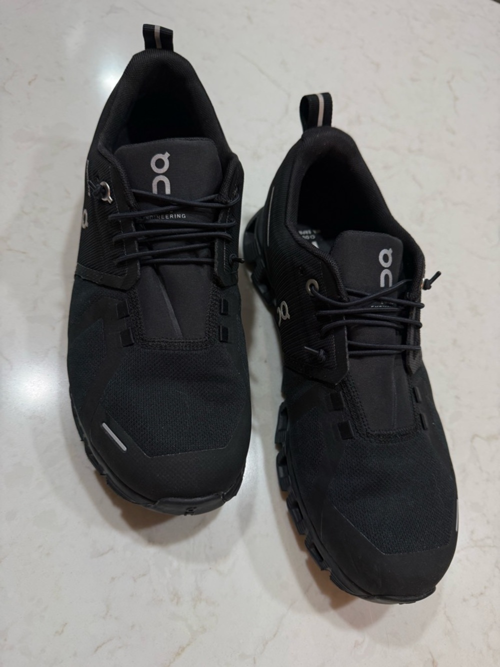 On Women’s Cloud 6 Waterproof Shoes size 8.5